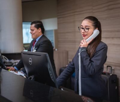 receptionists-5975962_1280